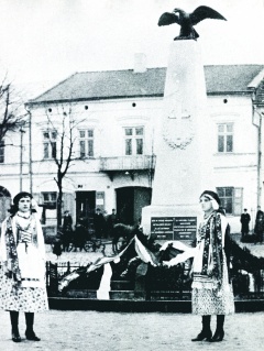 Uroczystość odsłonięcia pomnika - z lewej strony stoi pani Karpińska w stroju ludowym
